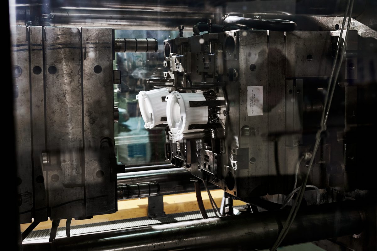 Injection mould in the machine with moulded parts